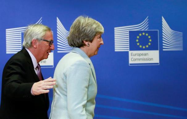 El presidente de la Comisión Europea, Jean-Claude Juncker (izq) y la primera ministra británica, Theresa May (EFE/ Olivier Hoslet)