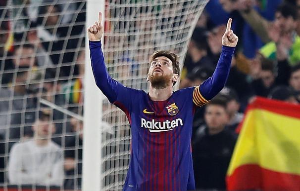 El delantero argentino del FC Barcelona, Leo Messi, celebra el segundo gol del equipo blaugrana durante el encuentro correspondiente a la jornada 20 de primera división que disputan esta noche frente al Betis en el estadio Villamarín de Sevilla. EFE