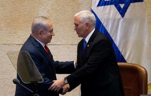 El primer ministro israelí, Benjamin Netanyahu, estrecha la mano al vicepresidente de Estados Unidos, Mike Pence