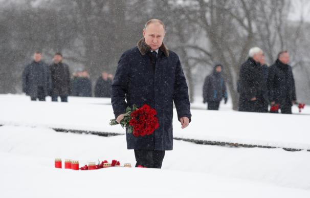El presidente ruso, Vladimir Putin, asiste a una ceremonia en conmemoración del 75 aniversario del sitio de Leningrado en San Petersburgo (Rusia) el 18 de enero de 2018. EFE/ Anatoly Maltsev