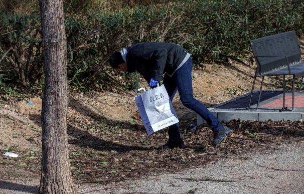 Un agente de la Guaqrdia Civil en el lugar donde una mujer de 39 años, que portaba pasaporte británico, ha sido hallada muerta en una acequia de Los Ramos (Murcia), a la altura del kilómetro 2 de la carretera San Javier-Torreagüera. Según la Delegación de