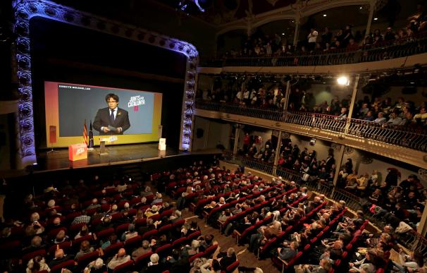 El candidato número uno de Junts per Catalunya (JxCat), Carles Puigdemont, interviene por videoconferencia desde Bruselas (EFE/Susanna Sáez)