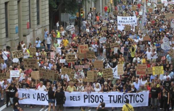 Centenares de vecinos protestan por los pisos turísticos del barrio de la Barceloneta