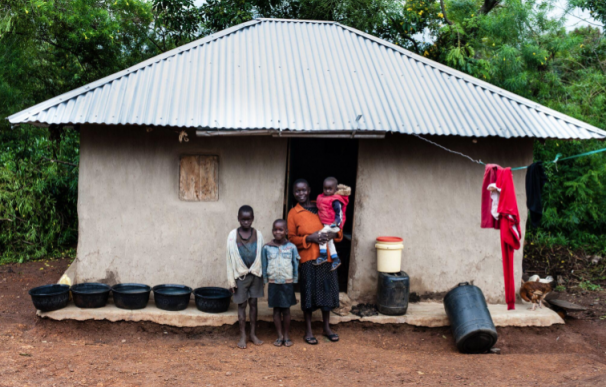 Fotografía de una de las familias destinatarias de la renta básica en Kenia.