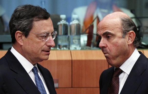 El presidente del BCE, Mario Draghi, habla con el ministro de Economía español, Luis de Guindos.