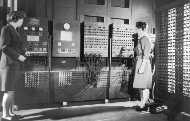 Betty Jennings y Frances Bilas unas de las pioneras de la informática, con el ordenador EVIAC / US Army Photo