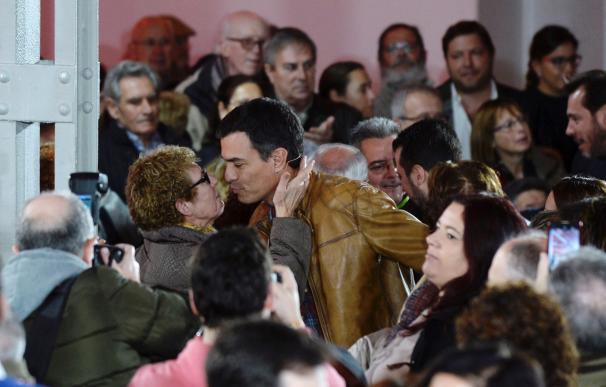 Pedro Sánchez recibe el efusivo abrazo de una socialista