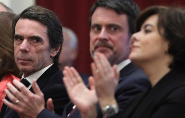 Valls entre Aznar y Soraya Sáenz de Santamaría