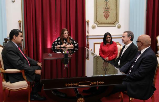 Nicolás Maduro junto a la primera dama Cilia Flores (c), Delcy Rodríguez (3d), Jorge Rodríguez y José Luis Rodríguez Zapatero