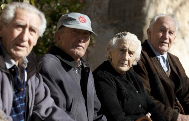 Ancianos sentados en una plaza pública. EFE