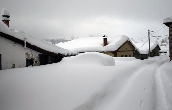 El pueblo asturiano de Pajares cubierto de nieve