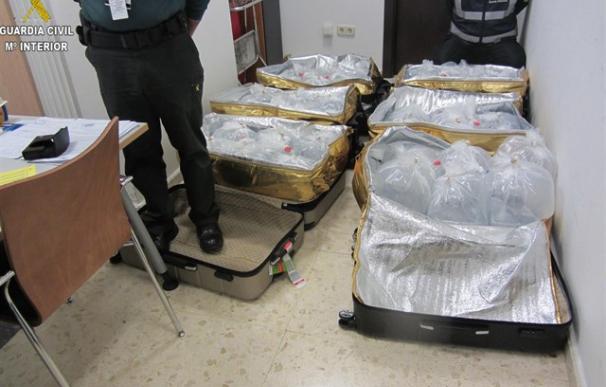 Denunciados dos pasajeros chinos que querían facturar seis maletas llenas de angulas en el aeropuerto de Manises