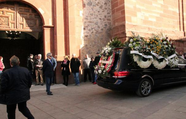 Llegada del coche fúnebre con los restos mortales de Gonzalo Bujána la iglesia donde se ofició la misa