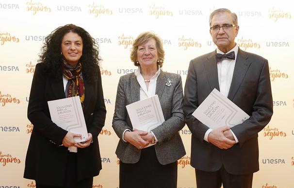 En el centro, Pilar González de Frutos, presidenta de UNESPA, junto a Iratxe Galdeano (izquierda) y José Antonio Herce (derecha), codirectores del estudio.