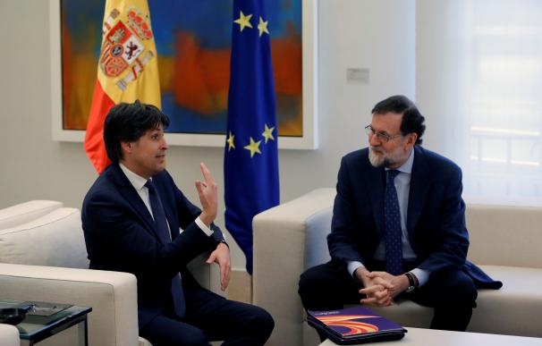 Mariano Rajoy conversa con el presidente de Societat Civil Catalana, José Rosiñol