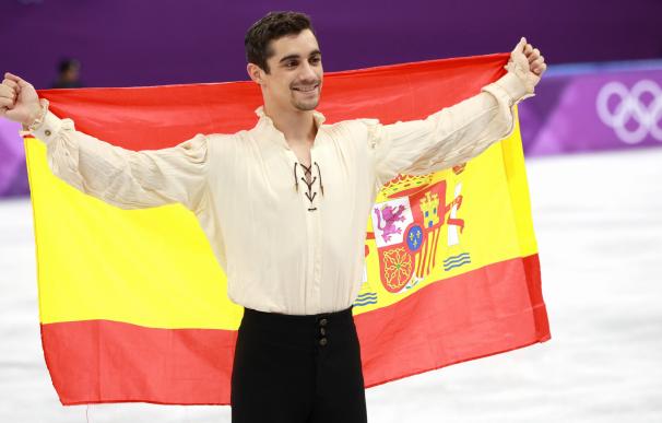 Javier Fernández celebra su bronce con la bandera de España (EFE/EPA/HOW HWEE YOUNG)