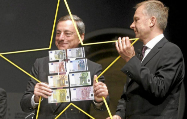 Maris Kuczinskis en un acto junto a Draghi