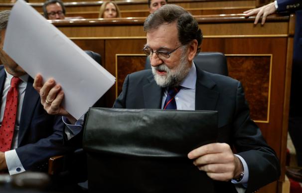 El presidente del Gobierno, Mariano Rajoy, en su escaño del Congreso donde hoy se celebra la sesión de control al Gobierno. EFE/Emilio Naranjo