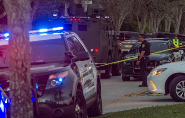 Fotografía de un coche de Policía en el tiroteo de Florida.