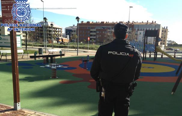 Un policía en un parque de Logroño