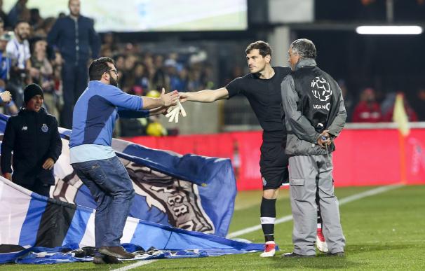 El portero del FC Porto, Iker Casillas, entrega sus guantes a un aficionado al final del partido contra Portimonense, el 25 de febrero de 2018. EFE / EPA / JOSE SENA GOULAO