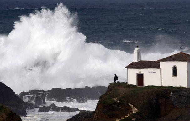 Grandes olas en la costa de Valdoviño (A Coruña)