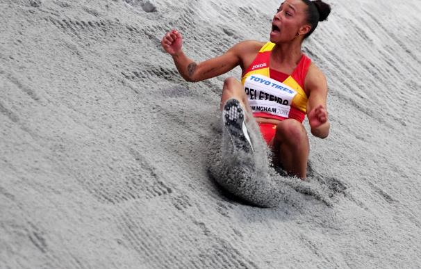 Ana Peleteiro tras el salto que ha hecho historia del atletismo español EFE/EPA/FACUNDO ARRIZABALAGA