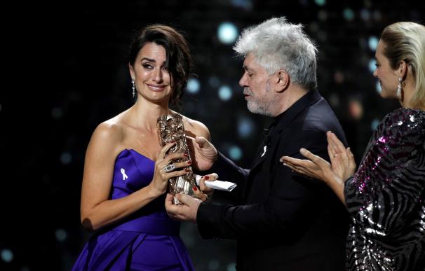 Penélope Cruz llora emocionada al recibir el César honorífico