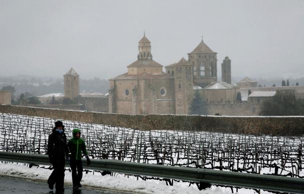 Una pareja pasea delante del Monasterio de Poblet (Tarragona). EFE/Jaume Sellart