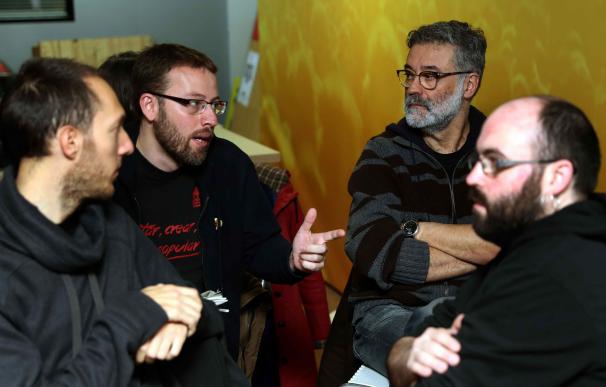 Los diputados de la CUP, Carles Riera (d) y Vidal Aragonés (i), en la sede de su partido (EFE/Toni Albir)