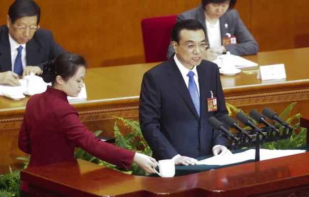 El primer ministro chino, Li Keqiang, ofrece un discurso durante la sesión de apertura de la Asamblea Nacional China en Pekín (China). Archivo. EFE