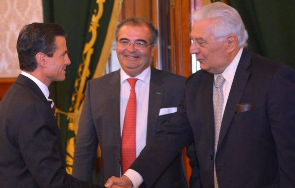 Ángel Ron y Antonio del Valle (d) saludan al presidente de México, Enrique Peña Nieto (EFE)