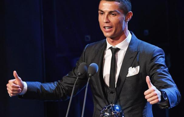 Fotografía de Cristiano Ronaldo recibiendo el premio 'The Best'