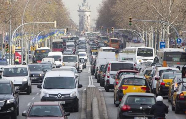 Los vehículos más contaminantes no podrán circular por el área de Barcelona desde 2019