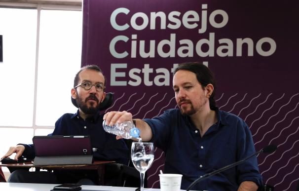 El líder de Podemos, Pablo Iglesias,d., y el secretario de Organización de Podemos, Pablo Echenique