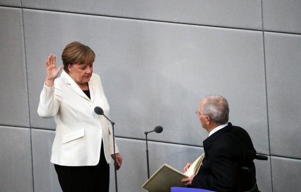 Angela Merkel presta juramento de su cargo al presidente del Parlamento alemán