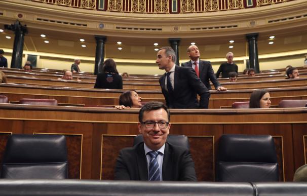 El ministro de Economía, Industria y Competitividad, Román Escolano, en su escaño del Congreso.