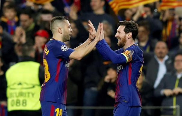 El delantero argentino del FC Barcelona, Leo Messi (d), celebra con Jordi Alba (i) su segundo gol, el tercero de su equipo, durante el partido de vuelta de los octavos de final de Liga de Campeones que se disputa esta noche en el Camp Nou. EFE/Alberto Es
