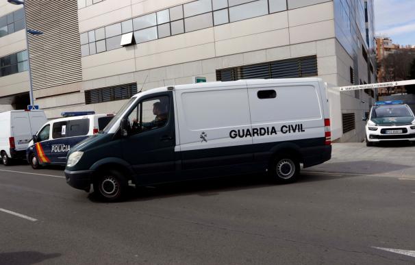 Un furgón policial traslada a Ana Julia Quezada