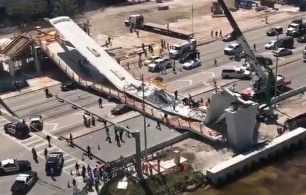 Seis muertos al desplomarse un puente en Miami