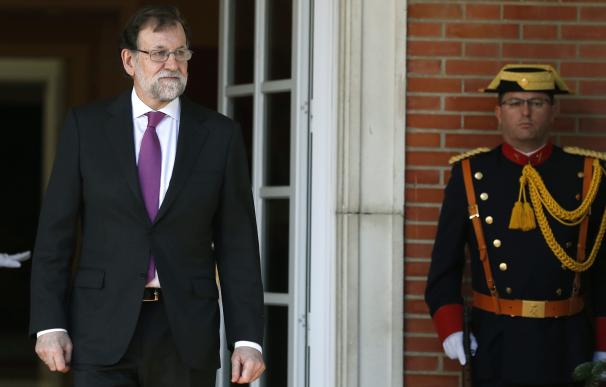 El presidente del Gobierno español, Mariano Rajoy, espera la llegada del presidente de Bolivia Evo Morales, el viernes 16 de marzo en el Palacio de la Moncloa.EFE/Javier Lizón