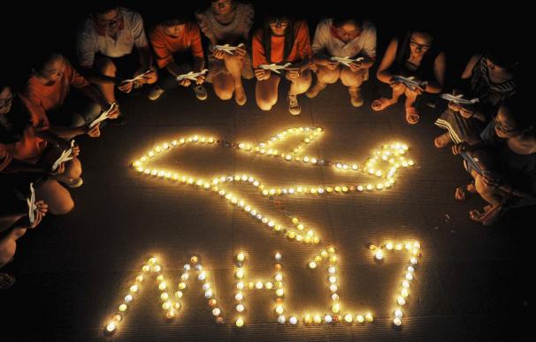 El vuelo MH17 se desintegró en el aire sobre Ucrania tras resultar alcanzado por "objetos" a gran velocidad