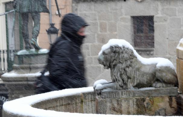 Un hombre camina por las calles de Segovia que hoy se ha despertado cubierta por la nieve. EFE/Pablo Martín