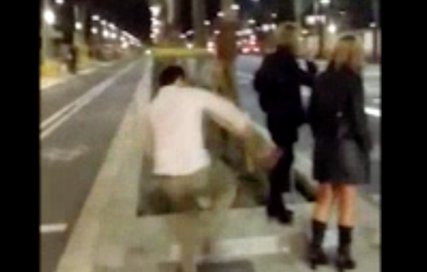 Fotografía de la agresión a una mujer en la Diagonal de Barcelona.