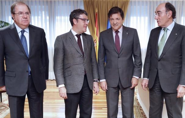 El ministro de Energía, Álvaro Nadal; el presidente de Castilla y León, Juan Vicente Herrera; el presidente de Asturias, Javier Fernández; y el presidente de Iberdrola, Ignacio Sánchez Galán.