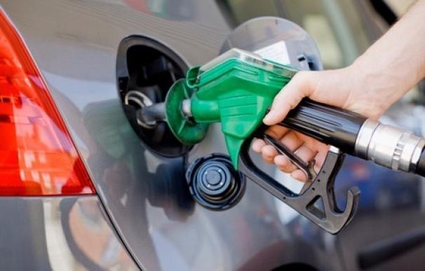 Llenar el depósito será más caro: 59 euros si el coche es diésel, 67 si es de gasolina