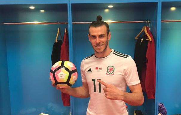 Un orgulloso Bale muestra el balón del partido (Foto: @GarethBale11)