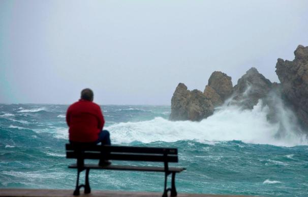 Un hombre observa el estado del mar en la bahía de Fornells. El fuerte viento del norte mantiene en alerta buena parte del litoral y el interior noreste de Mallorca y toda la costa y el interior de Menorca. EFE/ David Arquimbau