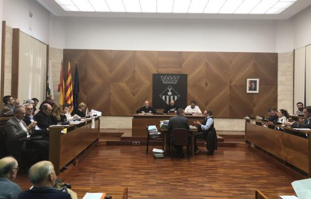 El salón de plenos con el retrato de Puigdemont como única imagen (@Aj_Sabadell)