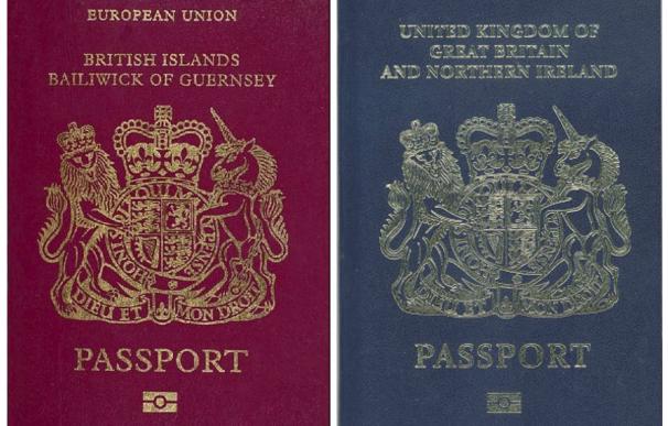 El pasaporte actual del Reino Unido y el que tendrá en 2019.